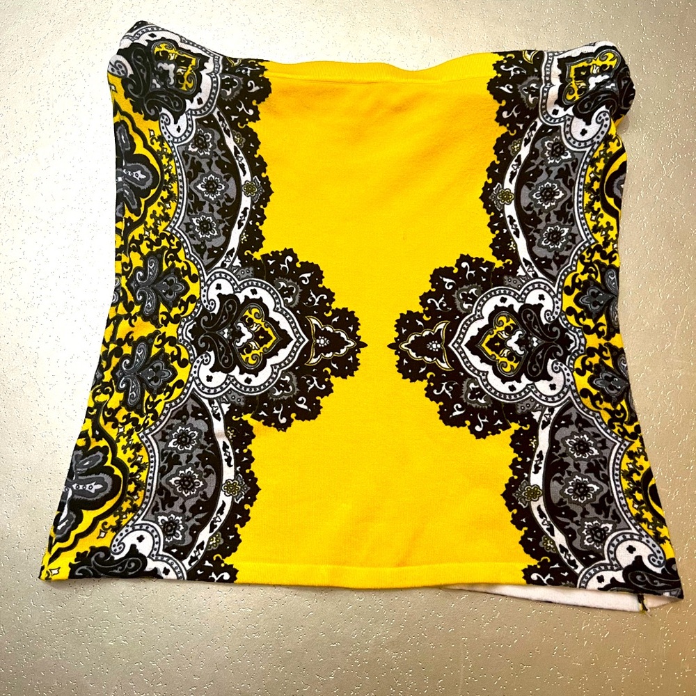 Beautiful Tube top by Cach'e. Nice quality. Made with 85% Viscose, 15% Spandex.